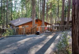 (19B) Yosemite Retreat in the Meadows - Image 2