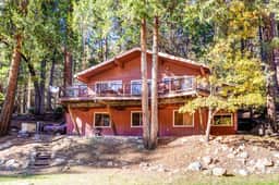 Yosemite's Riverfront Retreat - Image 3