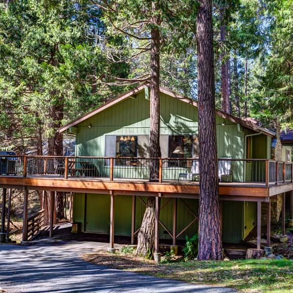 (40) Coyle's Cabin - Image 1