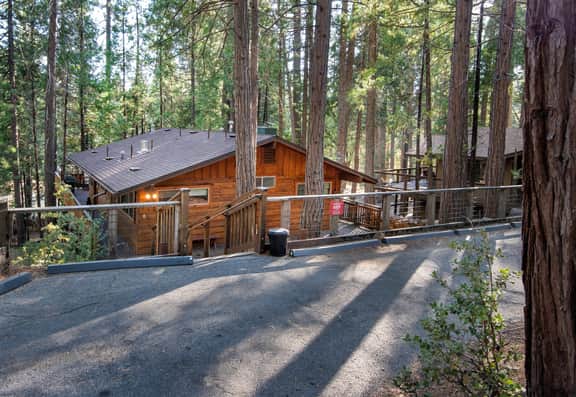 (19B) Yosemite Retreat in the Meadows - Image 2