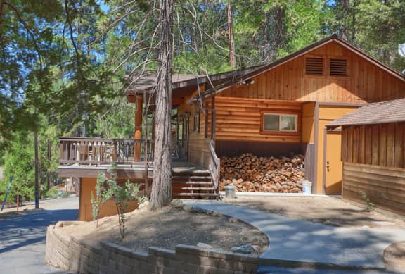 (22B) Bradley's Cabin - Image 3