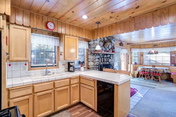(7) Cedar Lodge - Image 4