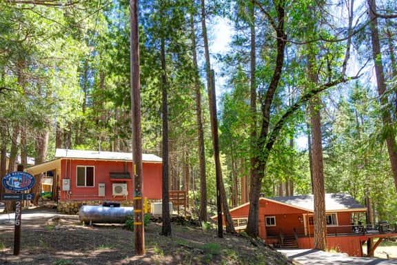 Yosemite's Riverfront Retreat - Image 4