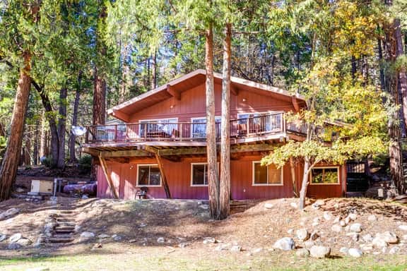 Yosemite's Riverfront Retreat - Image 3