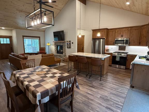 (56) Black Bear Bungalow - Image 5